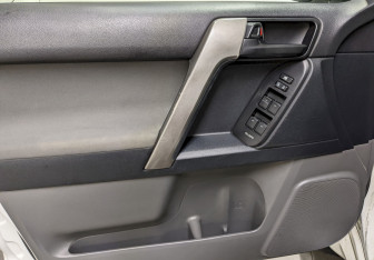Подержанный автомобиль Toyota Land Cruiser Prado 2012 года (11 фото)