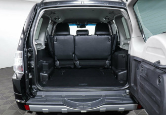 Подержанный автомобиль Mitsubishi Pajero 2012 года (18 фото)