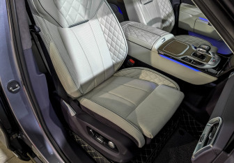 Подержанный автомобиль Hongqi E-HS9 2023 года (23 фото)