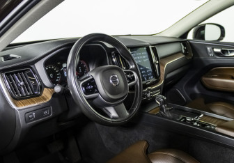 Подержанный автомобиль Volvo XC60 2018 года (11 фото)