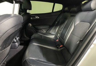 Подержанный автомобиль Kia Stinger 2021 года (10 фото)