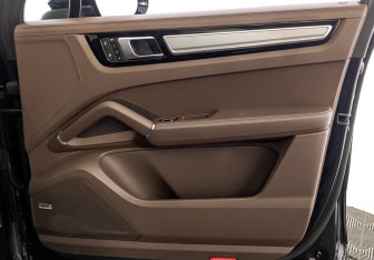 Подержанный автомобиль Porsche Cayenne 2023 года (24 фото)