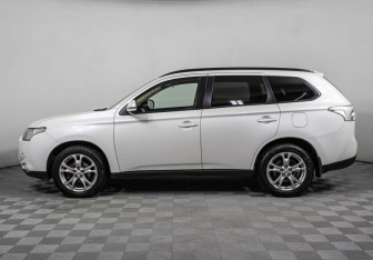 Подержанный автомобиль Mitsubishi Outlander 2013 года (8 фото)