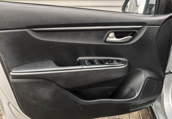 Подержанный автомобиль Kia Rio Hatchback 2021 года (19 фото)