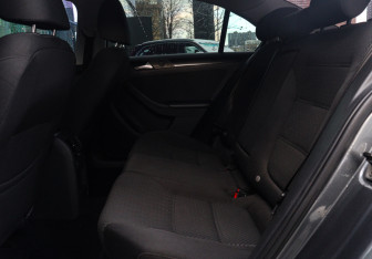 Подержанный автомобиль Volkswagen Jetta Sedan 2012 года (10 фото)