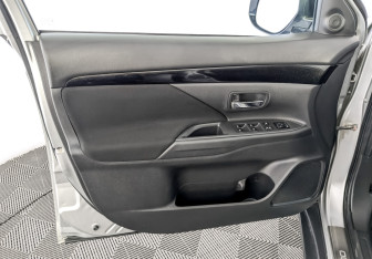 Подержанный автомобиль Mitsubishi Outlander 2019 года (19 фото)