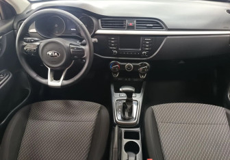 Подержанный автомобиль Kia Rio Sedan 2018 года (10 фото)