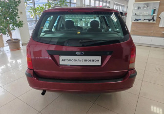Подержанный автомобиль Ford Focus Wagon 2004 года (6 фото)