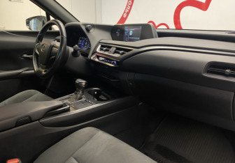 Подержанный автомобиль Lexus UX 2019 года (7 фото)