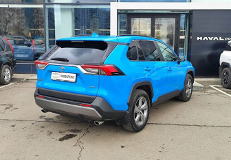Подержанный автомобиль Toyota RAV4 2021 года (5 фото)