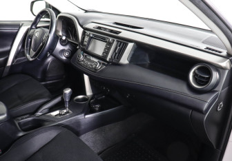 Подержанный автомобиль Toyota RAV4 2013 года (10 фото)