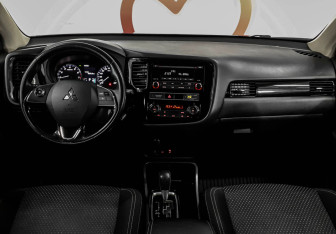 Подержанный автомобиль Mitsubishi Outlander 2018 года (8 фото)