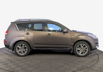 Подержанный автомобиль Citroen C-Crosser 2011 года (4 фото)