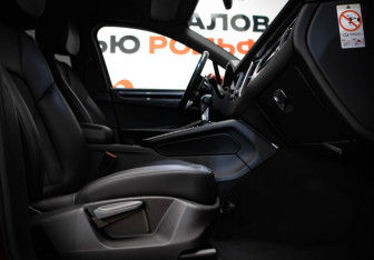 Подержанный автомобиль Porsche Macan 2017 года (29 фото)