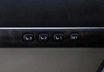 Подержанный автомобиль Toyota Land Cruiser Suv 2010 года (15 фото)