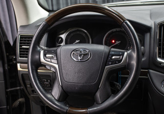 Подержанный автомобиль Toyota Land Cruiser Suv 2016 года (17 фото)