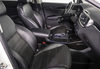 Подержанный автомобиль Kia Sorento 2017 года (10 фото)