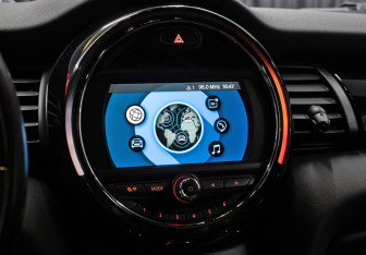 Подержанный автомобиль MINI Hatch 2019 года (19 фото)