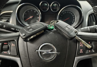 Подержанный автомобиль Opel Astra Hatchback 2011 года (15 фото)