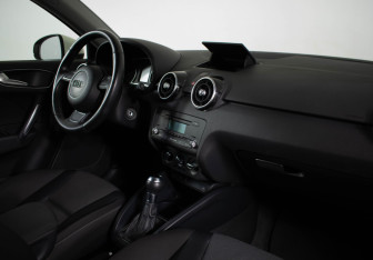 Подержанный автомобиль Audi A1 2011 года (7 фото)