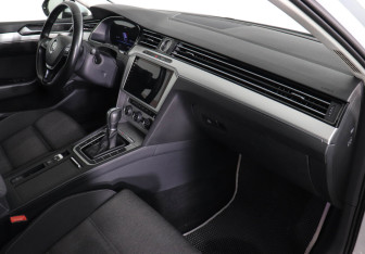 Подержанный автомобиль Volkswagen Passat Wagon 2019 года (10 фото)