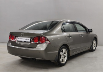 Подержанный автомобиль Honda Civic Sedan 2007 года (5 фото)
