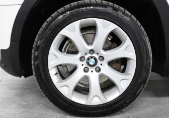 Подержанный автомобиль BMW X5 2010 года (24 фото)