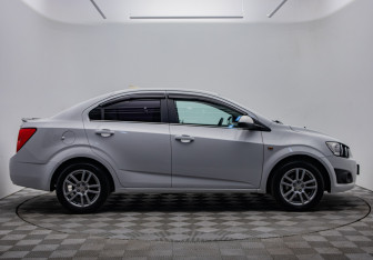 Подержанный автомобиль Chevrolet Aveo Sedan 2015 года (6 фото)