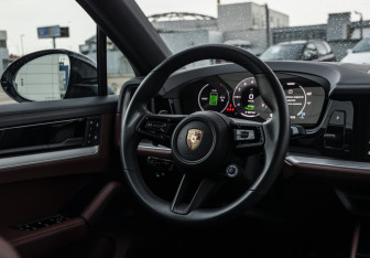 Подержанный автомобиль Porsche Cayenne 2025 года (11 фото)