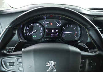Подержанный автомобиль Peugeot Traveller 2021 года (15 фото)