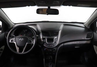 Подержанный автомобиль Hyundai Solaris Hatchback 2015 года (12 фото)