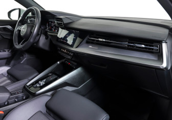 Подержанный автомобиль Audi A3 Hatchback 2021 года (10 фото)