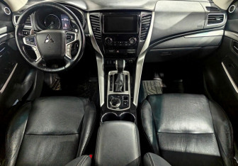 Подержанный автомобиль Mitsubishi Pajero Sport 2017 года (9 фото)
