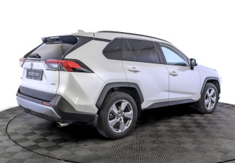 Подержанный автомобиль Toyota RAV4 2021 года (5 фото)