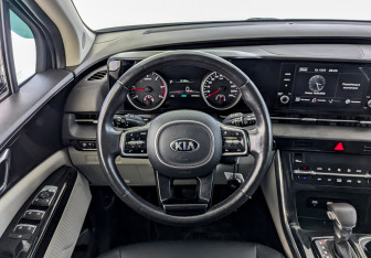 Подержанный автомобиль Kia Carnival 2021 года (21 фото)