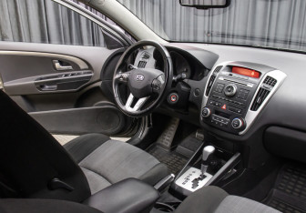 Подержанный автомобиль Kia Ceed Hatchback 2010 года (11 фото)