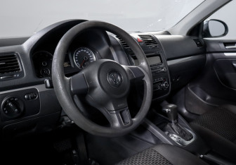 Подержанный автомобиль Volkswagen Jetta Sedan 2010 года (14 фото)