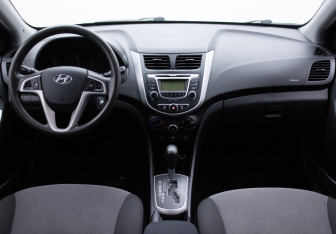 Подержанный автомобиль Hyundai Solaris Hatchback 2013 года (13 фото)