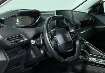 Подержанный автомобиль Peugeot 3008 2017 года (9 фото)