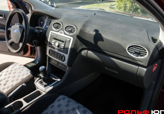 Подержанный автомобиль Ford Focus Hatchback 2006 года (7 фото)