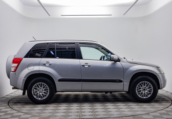 Подержанный автомобиль Suzuki Grand Vitara 2011 года (6 фото)