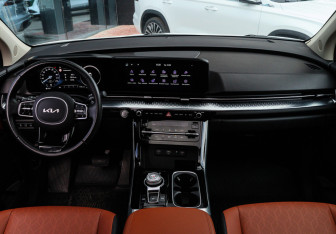 Подержанный автомобиль Kia Carnival 2022 года (9 фото)