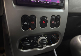 Подержанный автомобиль Renault Sandero 2011 года (16 фото)