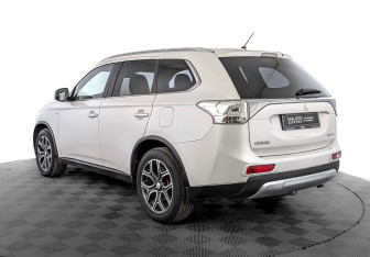 Подержанный автомобиль Mitsubishi Outlander 2014 года (7 фото)