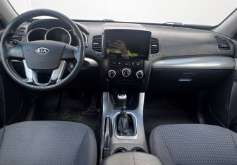 Подержанный автомобиль Kia Sorento 2012 года (9 фото)