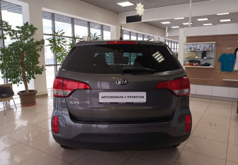 Подержанный автомобиль Kia Sorento 2017 года (6 фото)