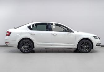 Подержанный автомобиль Skoda Octavia Liftback 2020 года (4 фото)