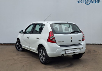 Подержанный автомобиль Renault Sandero 2012 года (7 фото)