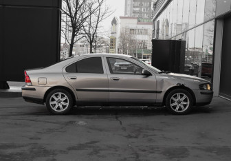 Подержанный автомобиль Volvo S60 2002 года (4 фото)