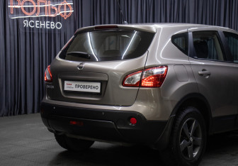 Подержанный автомобиль Nissan Qashqai 2012 года (19 фото)